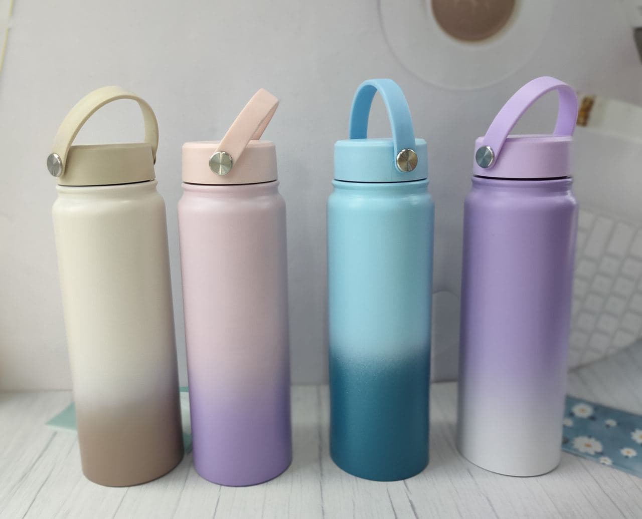 Diwangxin 5090-10 Gradient Sports Bottle with Loop Lid, 900ml