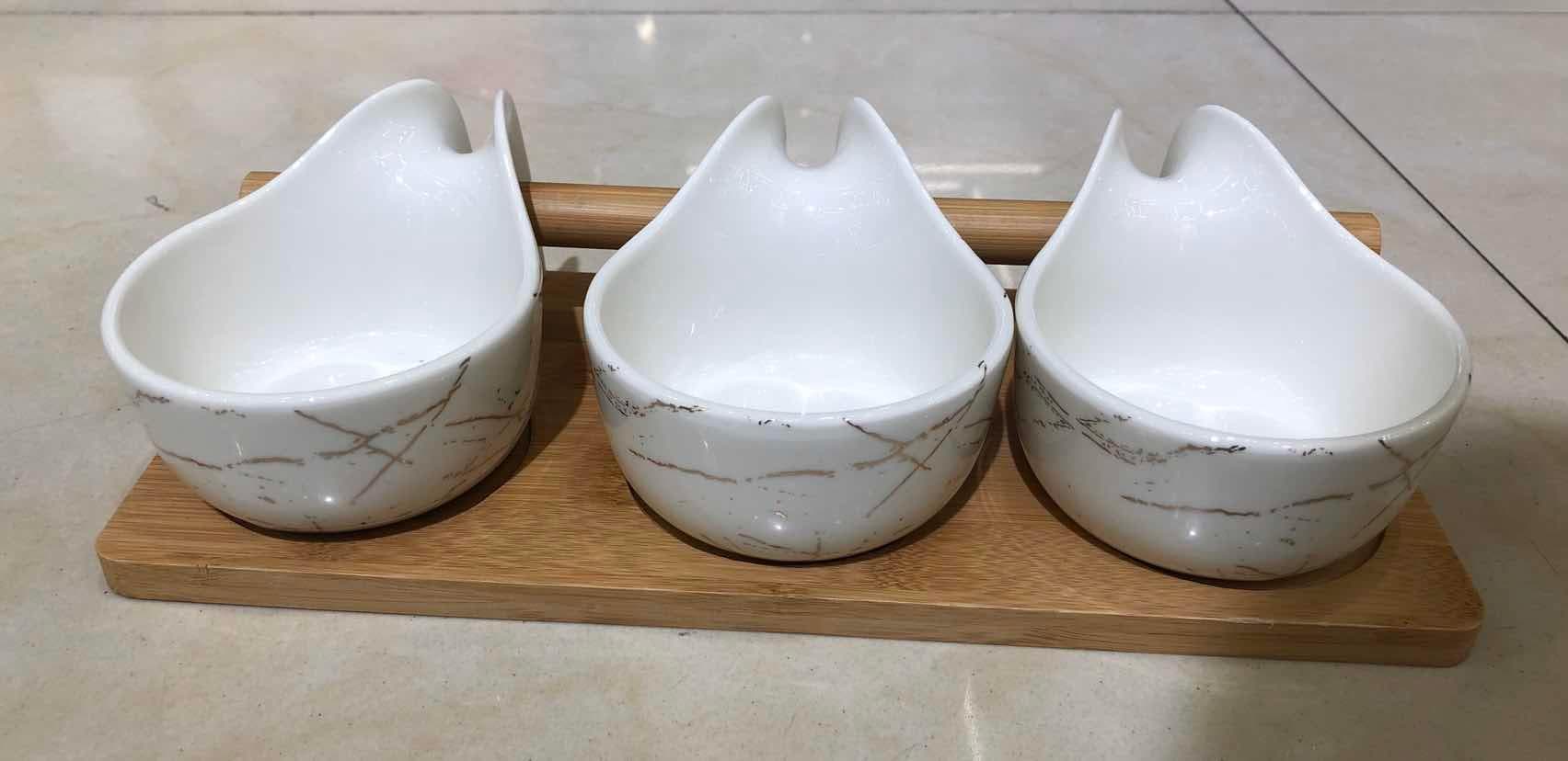 3-Piece Marble-Effect Teardrop Ceramic Bowl Set on Bamboo Tray