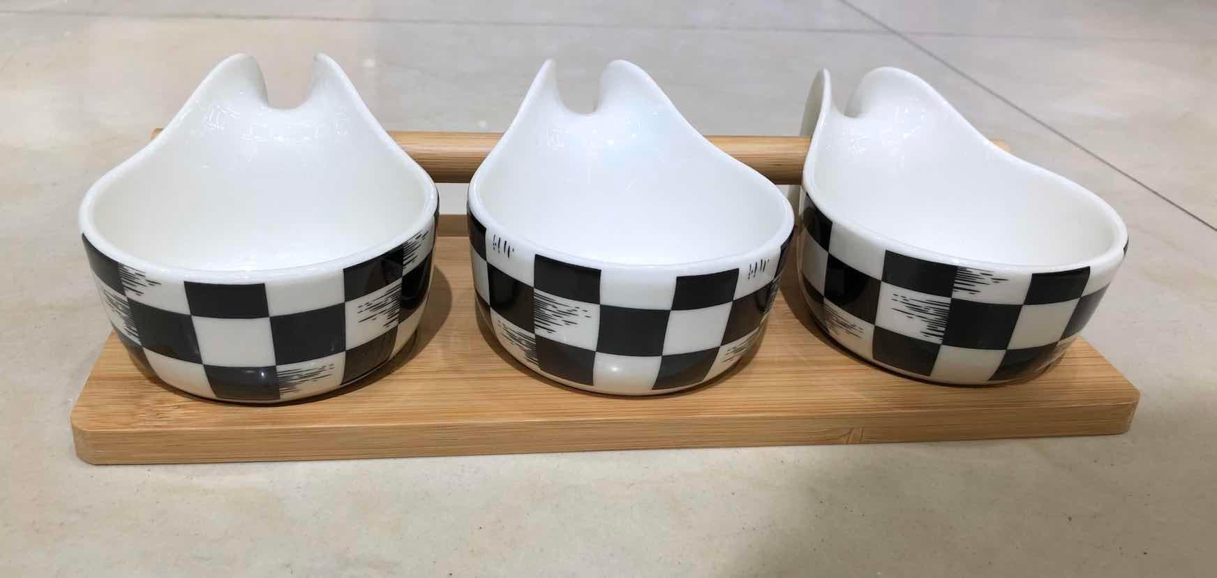3-Piece Chequerboard Teardrop Ceramic Bowl Set on Bamboo Tray