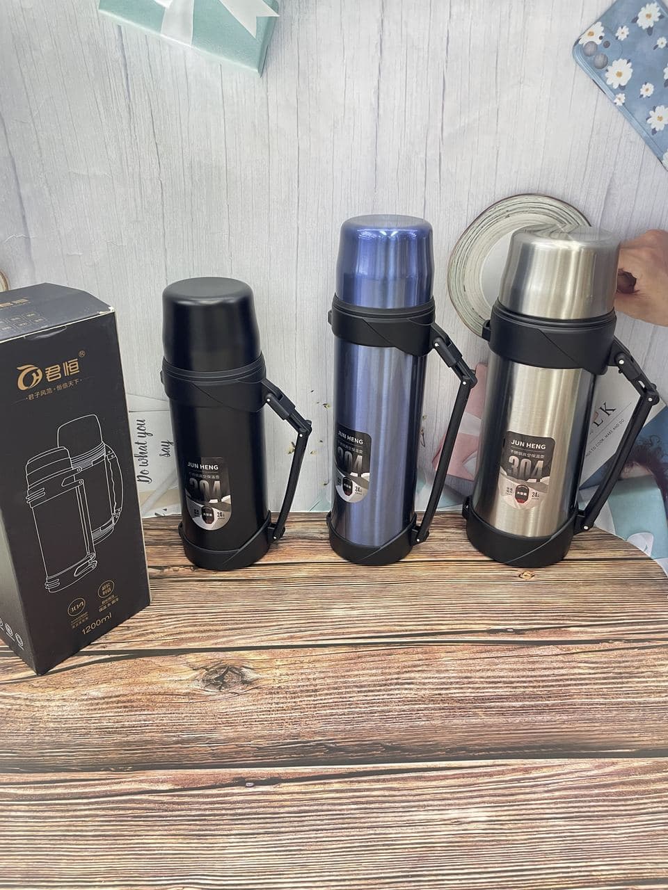 Diwangxin 6039 Travel Flask with Cup Lid and Carry Handle