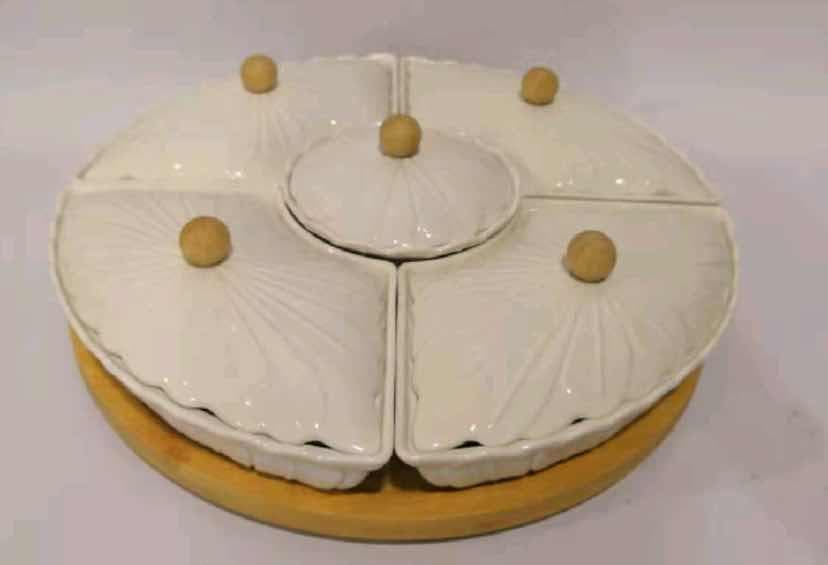 4-Section Leaf-Embossed Ceramic Serving Set with Lids on Round Bamboo Base