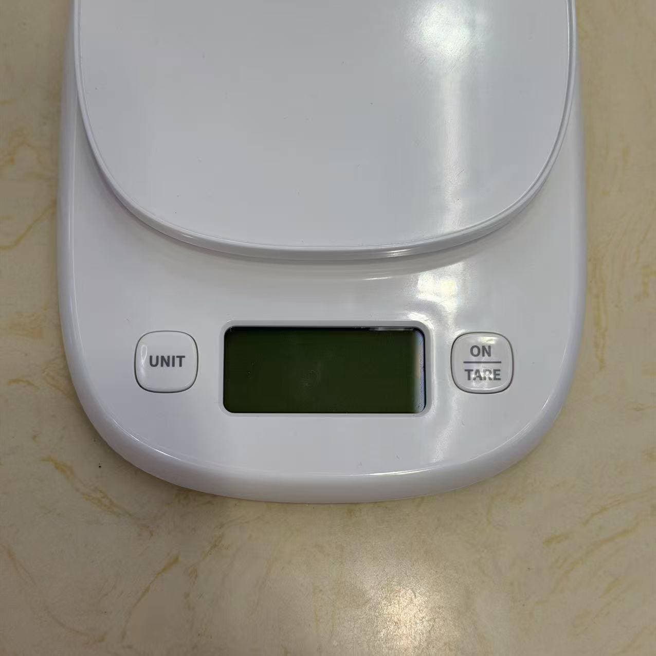 All-White Kitchen Scale with Oval Platform 5