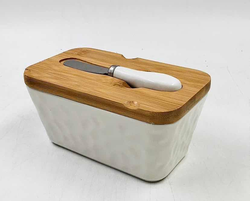 Embossed Ceramic Butter Box with Bamboo Lid and Spreader, White