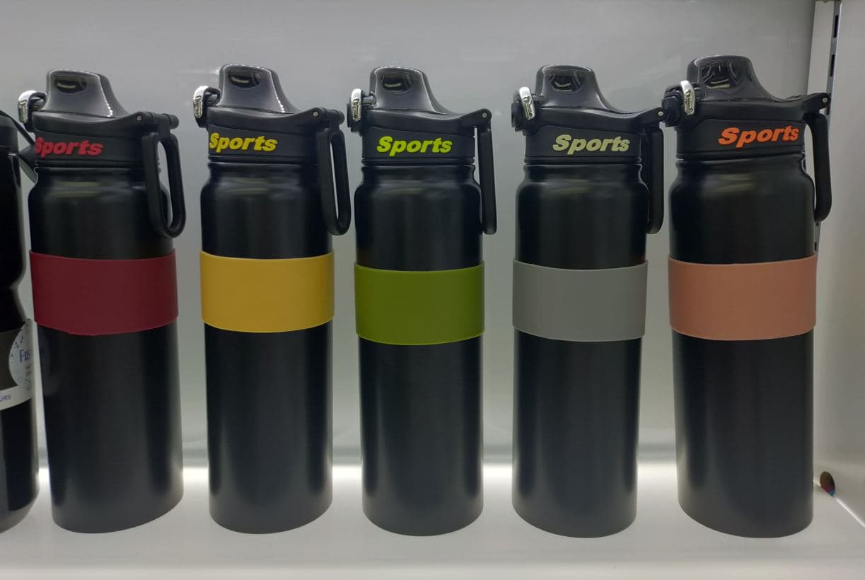 Diwangxin 5089 Sports Bottle with Silicone Band and Lever Lid 2