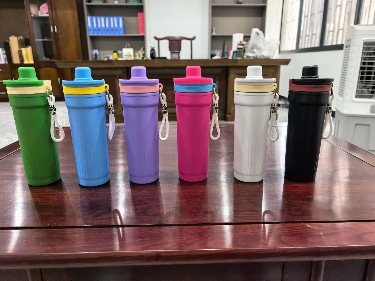 Diwangxin 5227 Sports Flask with Carabiner Lid, 680ml