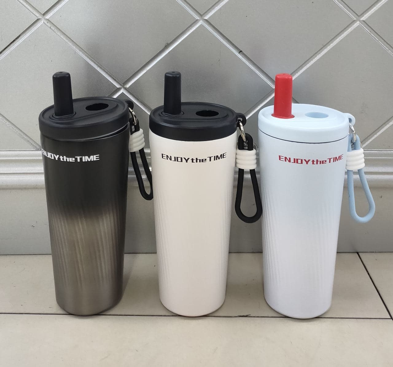Diwangxin 8072 Enjoy The Time Tumbler with Straw Lid, 520ml