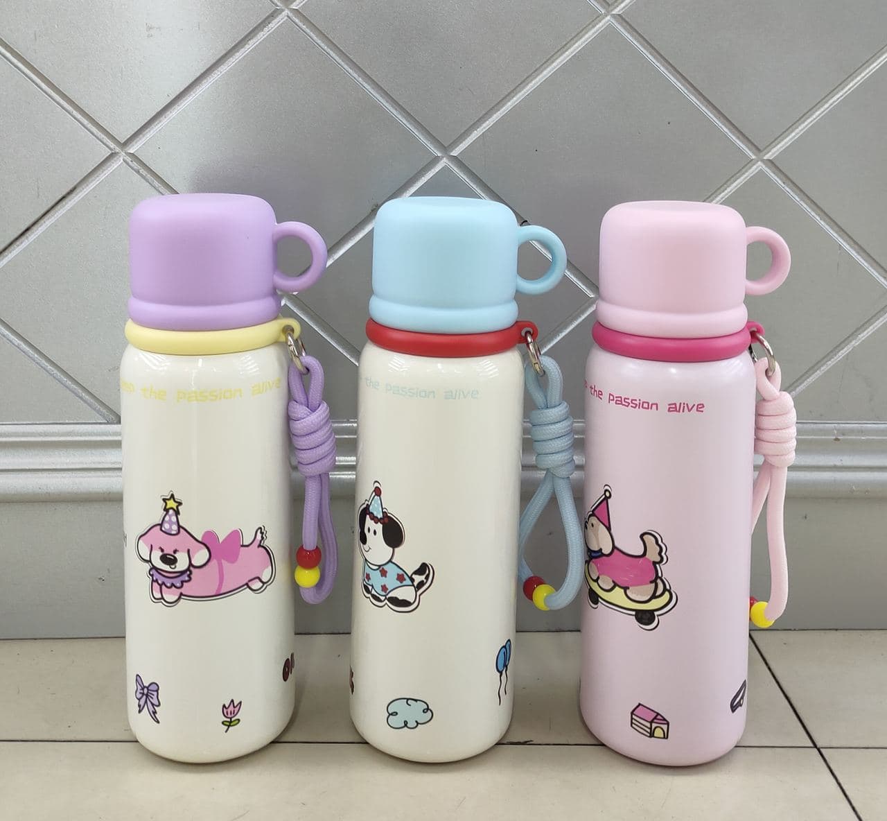 Diwangxin 8069 Cartoon Flask with Cup Lid and Strap, 600ml