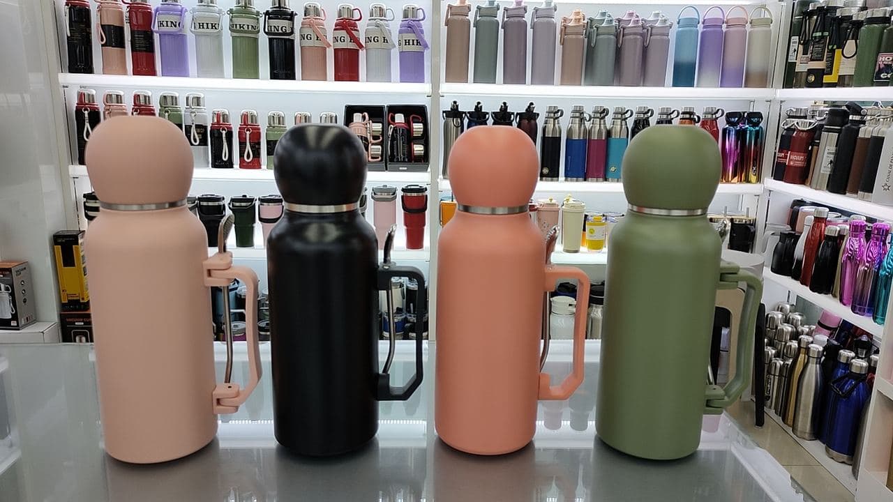 Diwangxin Football Bottle with Fold-Over Handle, 1300ml